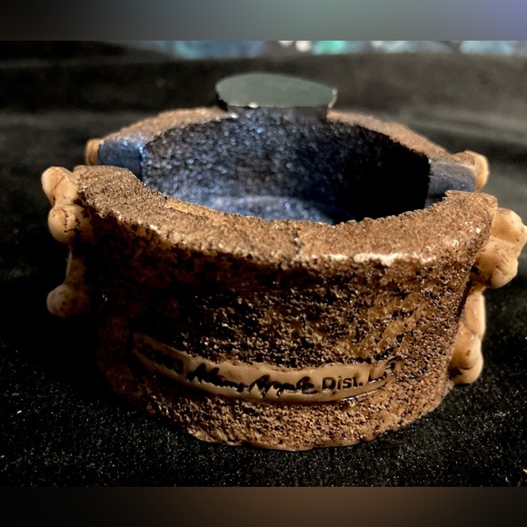 Vintage Skull and CrossBones Halloween Resin Ashtray - Picture 9 of 12